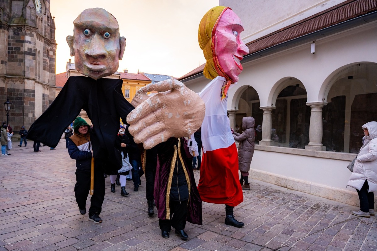 FOTO: Fašiangový sprievod centrom Košíc či sladká šiškománia, takto vyzerali slávnosti v metropole východu, foto 14