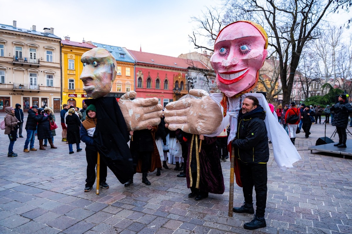 FOTO: Fašiangový sprievod centrom Košíc či sladká šiškománia, takto vyzerali slávnosti v metropole východu, foto 1