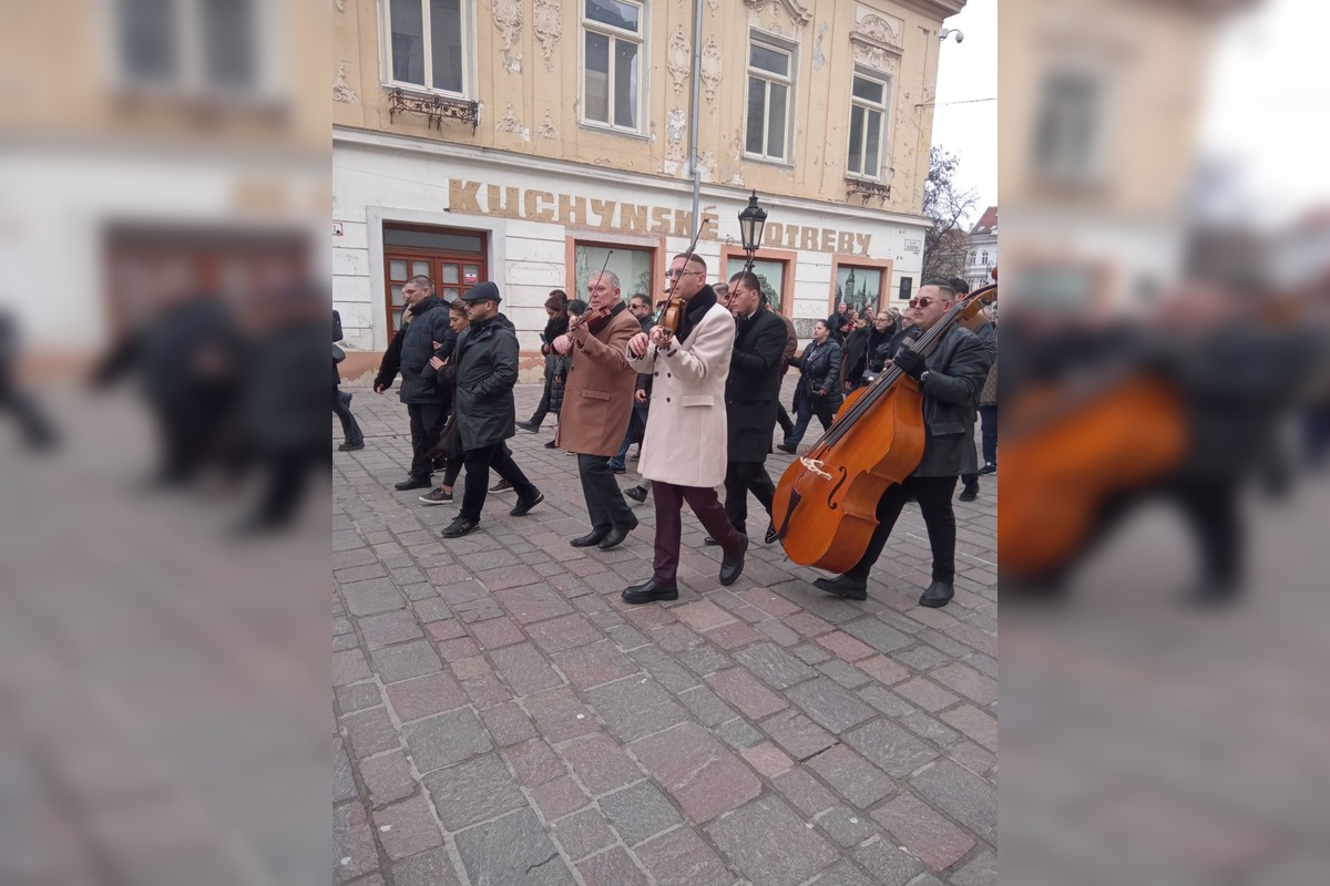 FOTO: Pohreb rómskeho kráľa Róberta Botoša, foto 12