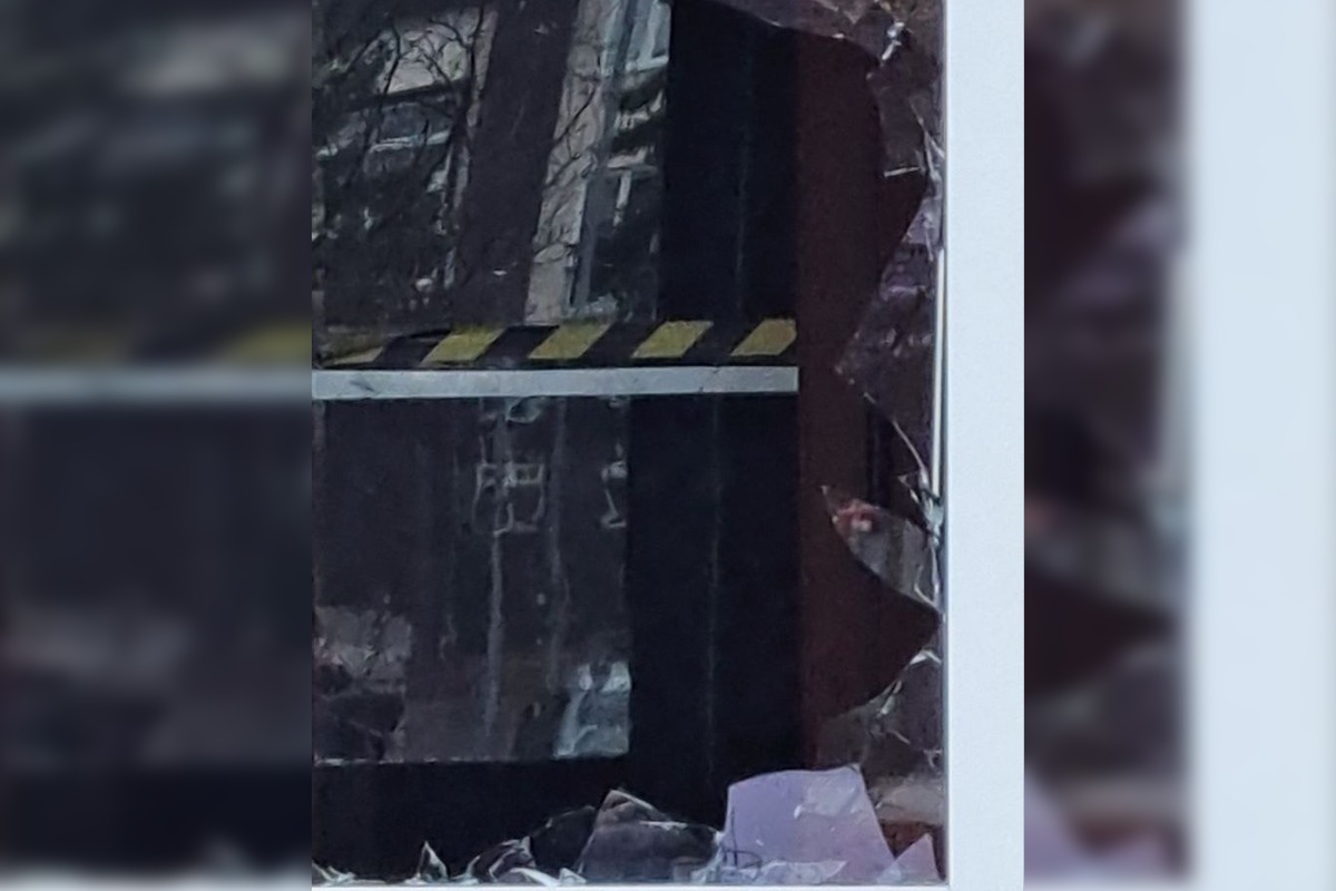 FOTO: Zlodej sa vlámal do Domu kultúry v Sobranciach, poškodil dvere, aby ukradol vrece s fľašami, foto 1