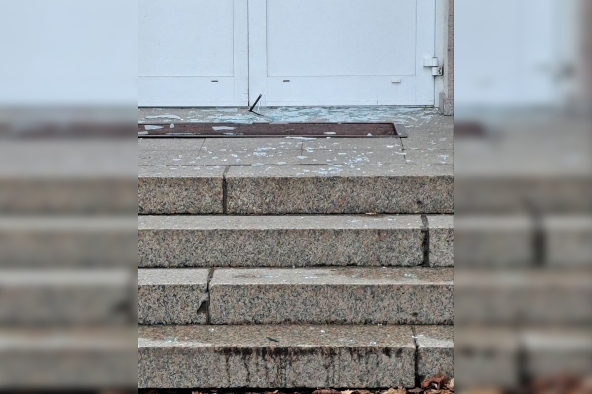 FOTO: Zlodej sa vlámal do Domu kultúry v Sobranciach, poškodil dvere, aby ukradol vrece s fľašami, foto 2