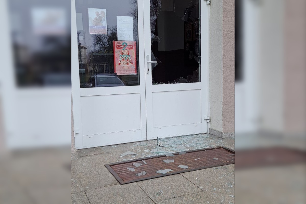 FOTO: Zlodej sa vlámal do Domu kultúry v Sobranciach, poškodil dvere, aby ukradol vrece s fľašami, foto 3