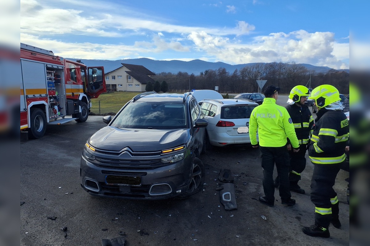 FOTO: Nehoda dvoch áut medzi Rožňavou a Brzotínom, foto 3