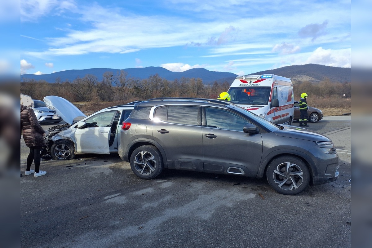 FOTO: Nehoda dvoch áut medzi Rožňavou a Brzotínom, foto 1