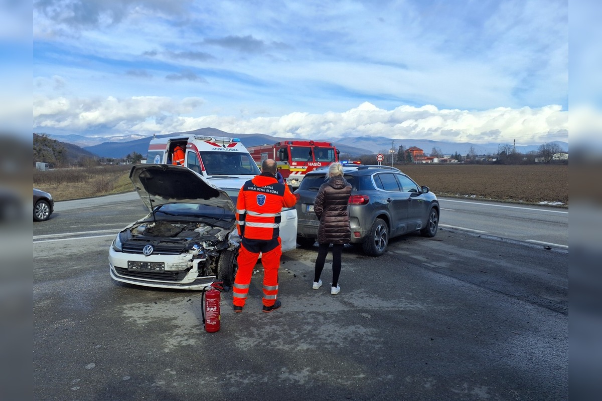 FOTO: Nehoda dvoch áut medzi Rožňavou a Brzotínom, foto 2