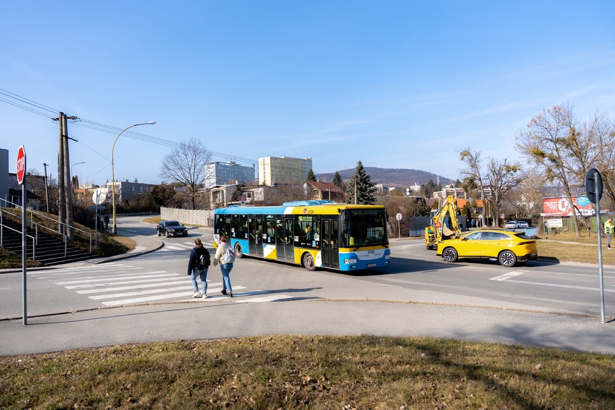 FOTO: Na križovatke pri Crow Aréne postavia kruhový objazd, foto 3