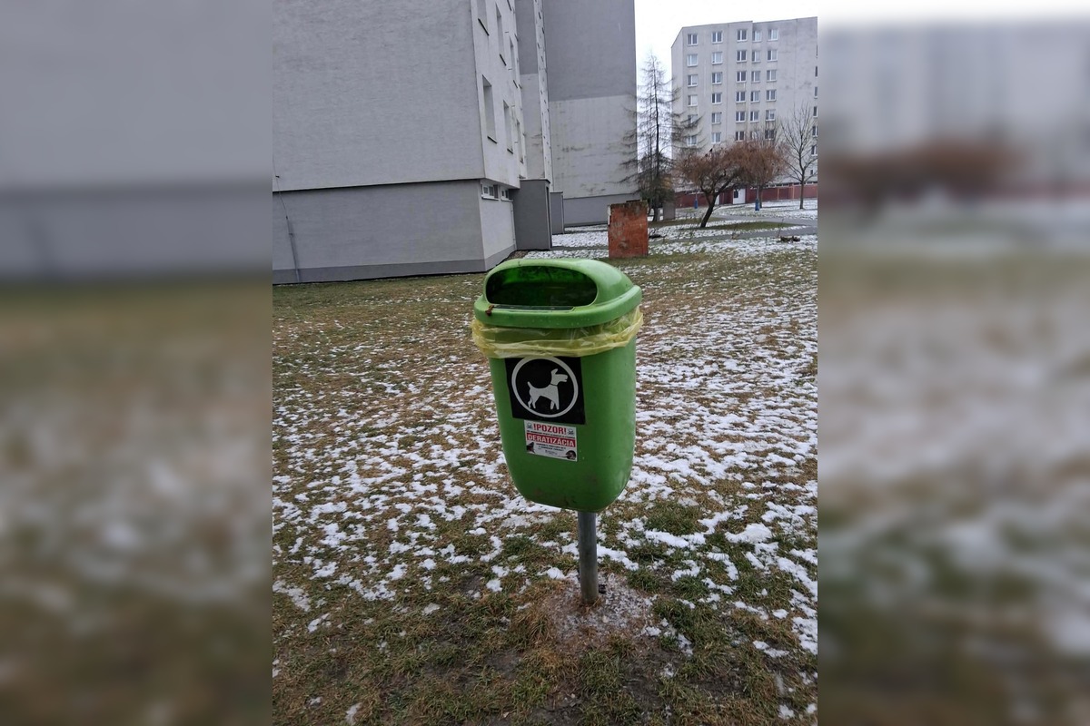 FOTO: Detské ihriská v Trebišove sú plné exkrementov, foto 4