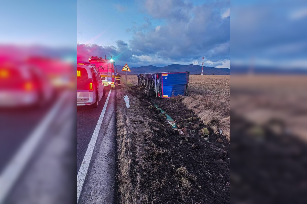 FOTO: Kamión v priekope! Pozor na úsek pri Dargove, foto 1