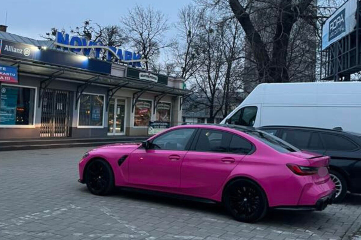 FOTO: Výrazne ružové auto v centre mesta prilákalo pohľady Košičanov, foto 1