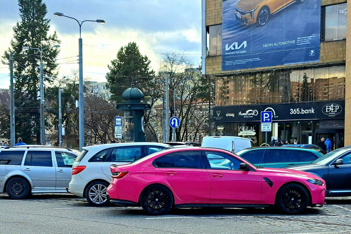 FOTO: Výrazne ružové auto v centre mesta prilákalo pohľady Košičanov, foto 2