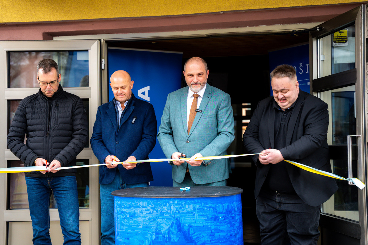 FOTO: Košice odovzdali ďalší mestský byt, tentoraz otcovi samoživiteľovi s dvoma deťmi, foto 2