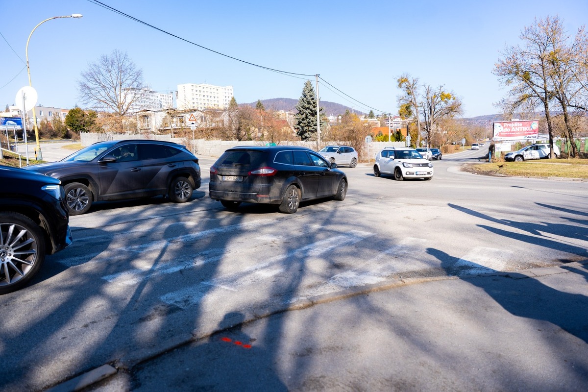 FOTO: Na križovatke pri Crow Aréne postavia kruhový objazd, foto 8