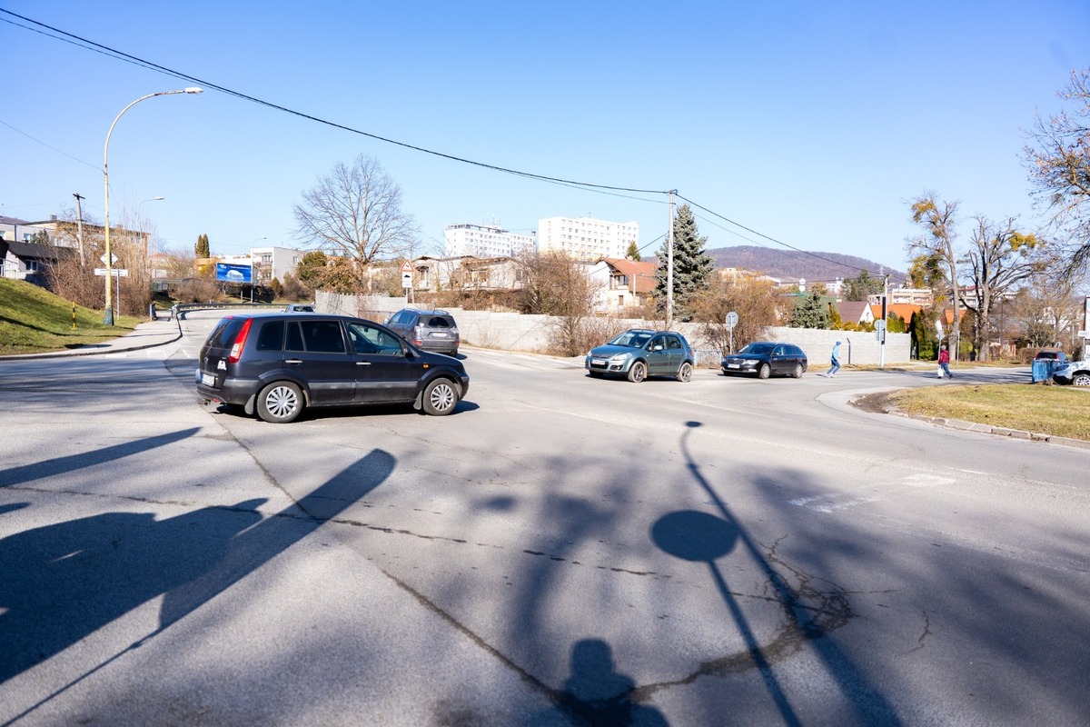 FOTO: Na križovatke pri Crow Aréne postavia kruhový objazd, foto 10