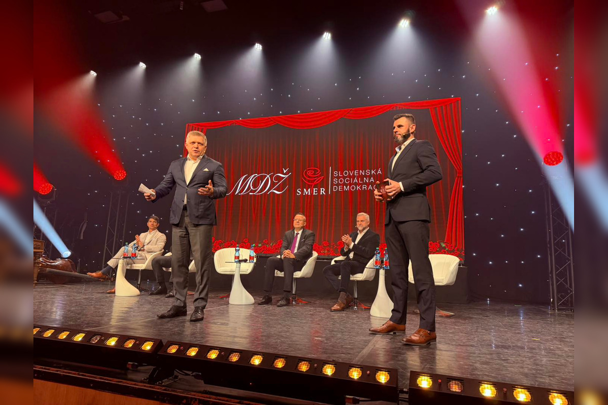 FOTO: V michalovskom kultúrnom stredisku zaplnili celé hľadisko nadšené diváčky, foto 2