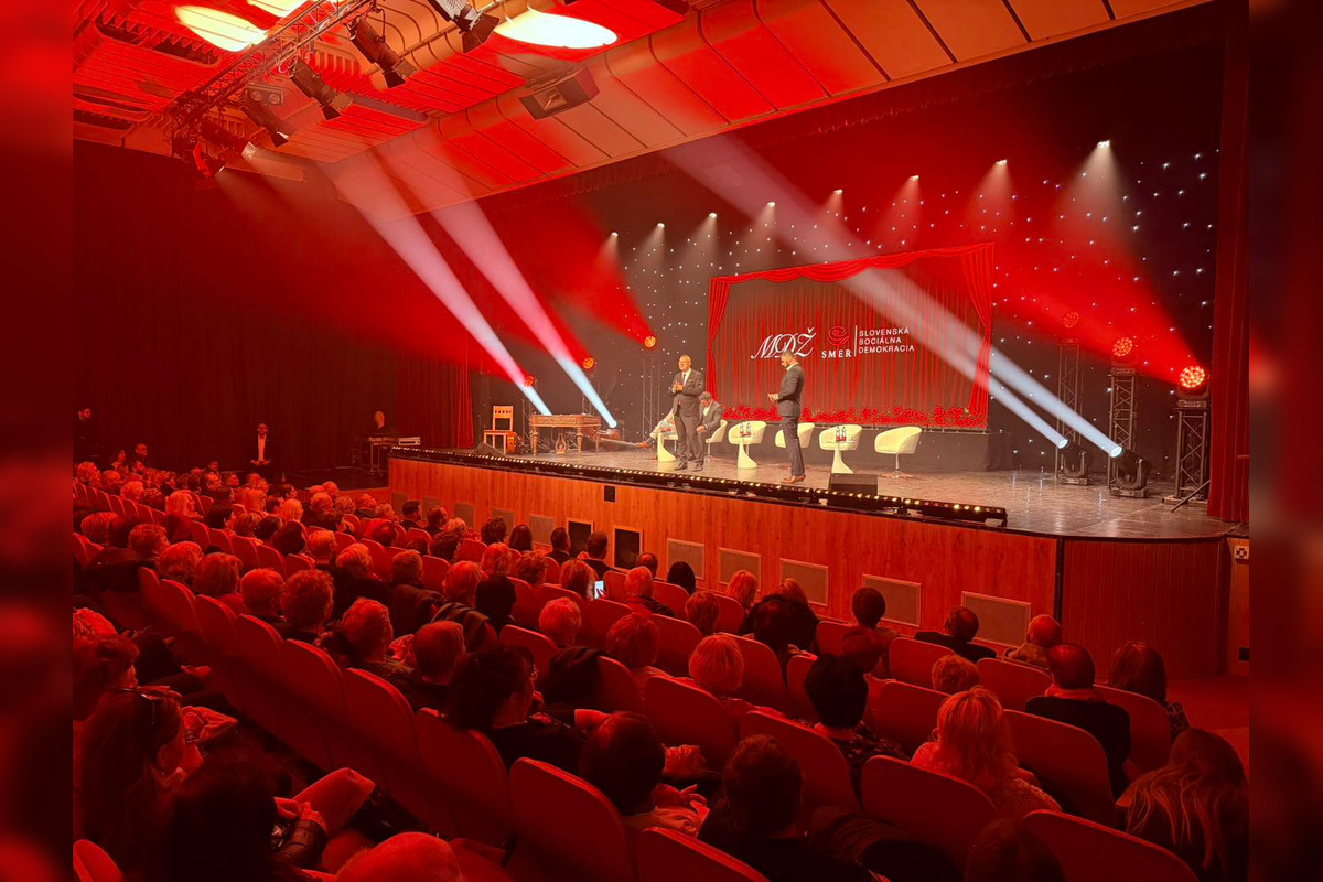 FOTO: V michalovskom kultúrnom stredisku zaplnili celé hľadisko nadšené diváčky, foto 6