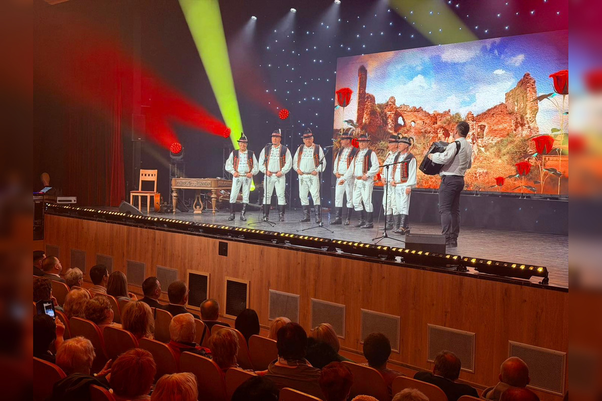 FOTO: V michalovskom kultúrnom stredisku zaplnili celé hľadisko nadšené diváčky, foto 9