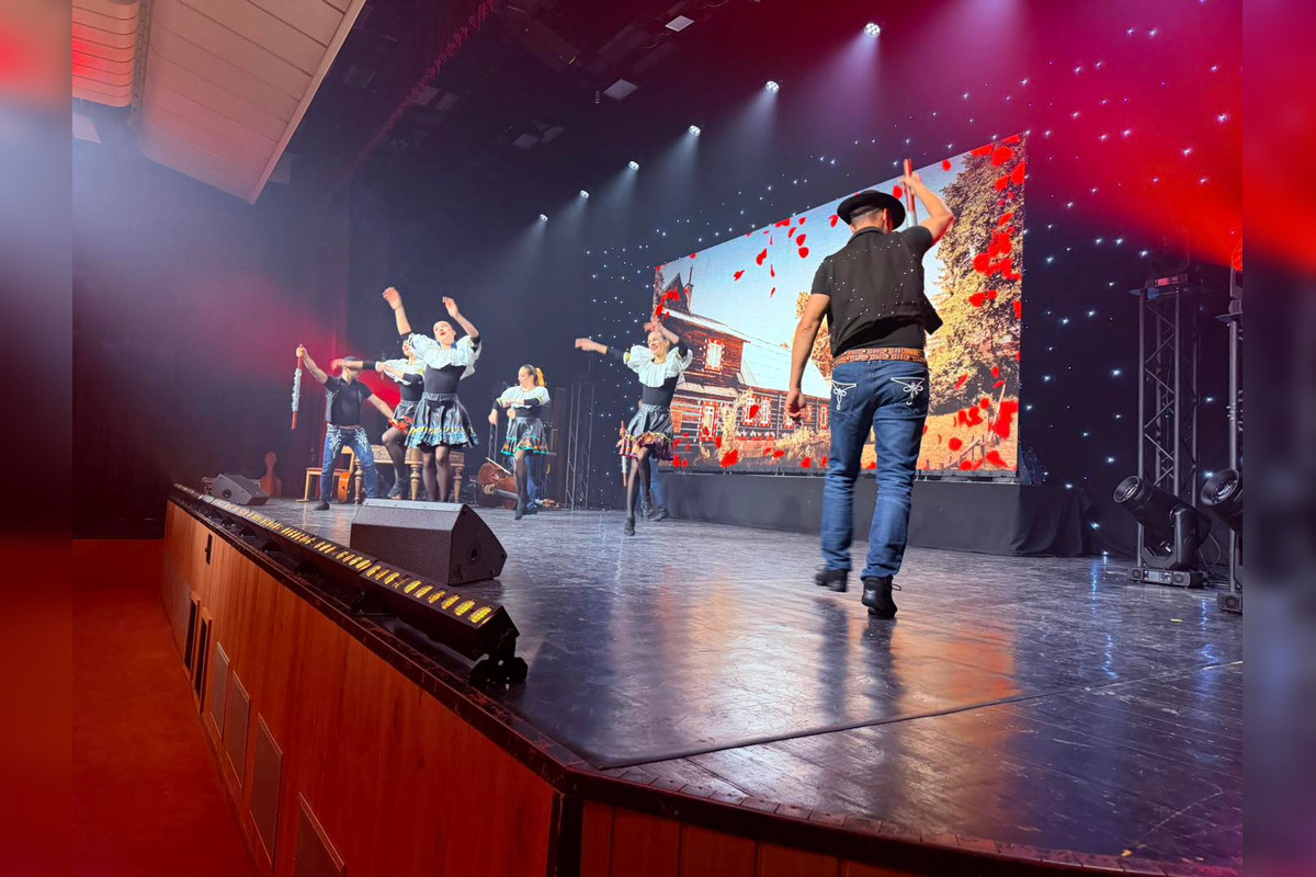 FOTO: V michalovskom kultúrnom stredisku zaplnili celé hľadisko nadšené diváčky, foto 10