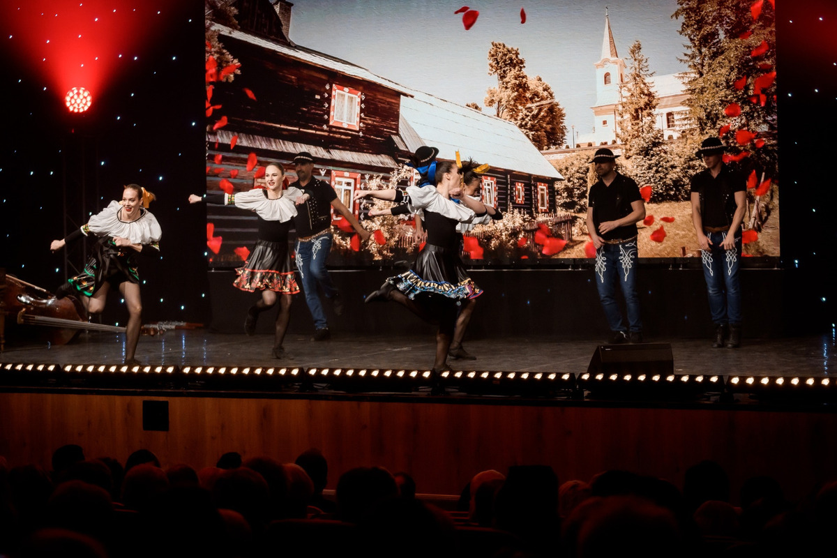 FOTO: V michalovskom kultúrnom stredisku zaplnili celé hľadisko nadšené diváčky, foto 13