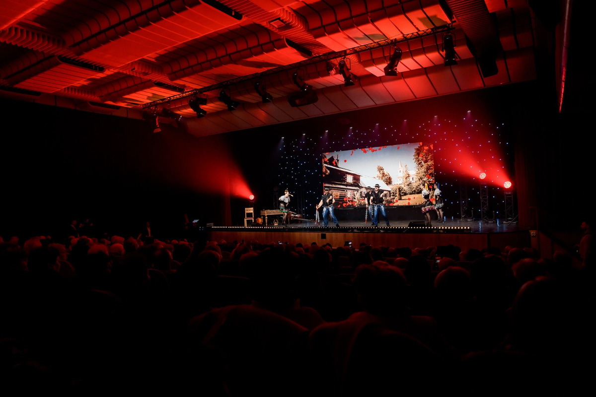 FOTO: V michalovskom kultúrnom stredisku zaplnili celé hľadisko nadšené diváčky, foto 14