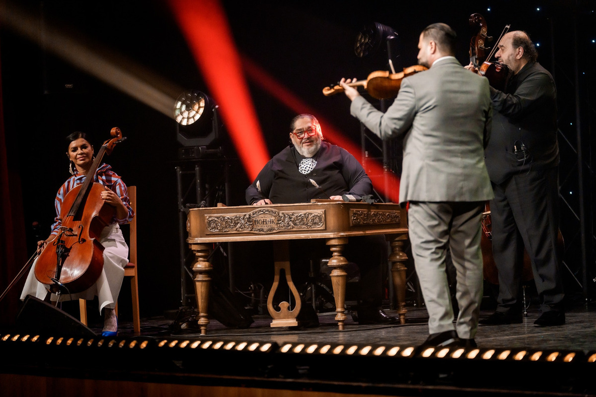 FOTO: V michalovskom kultúrnom stredisku zaplnili celé hľadisko nadšené diváčky, foto 16
