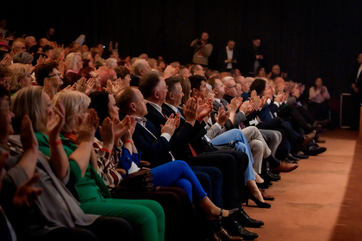 FOTO: V michalovskom kultúrnom stredisku zaplnili celé hľadisko nadšené diváčky, foto 17