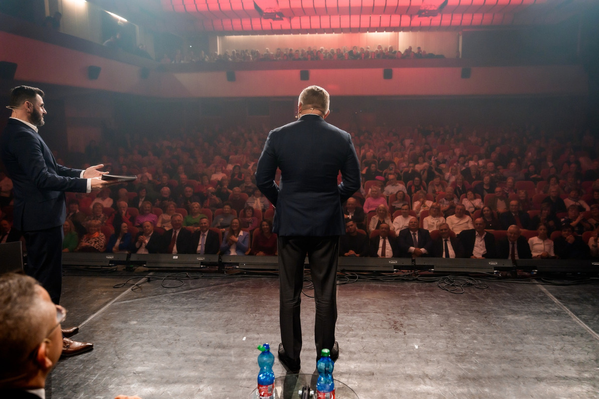 FOTO: V michalovskom kultúrnom stredisku zaplnili celé hľadisko nadšené diváčky, foto 18