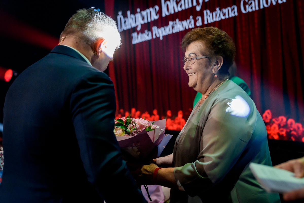 FOTO: V michalovskom kultúrnom stredisku zaplnili celé hľadisko nadšené diváčky, foto 19