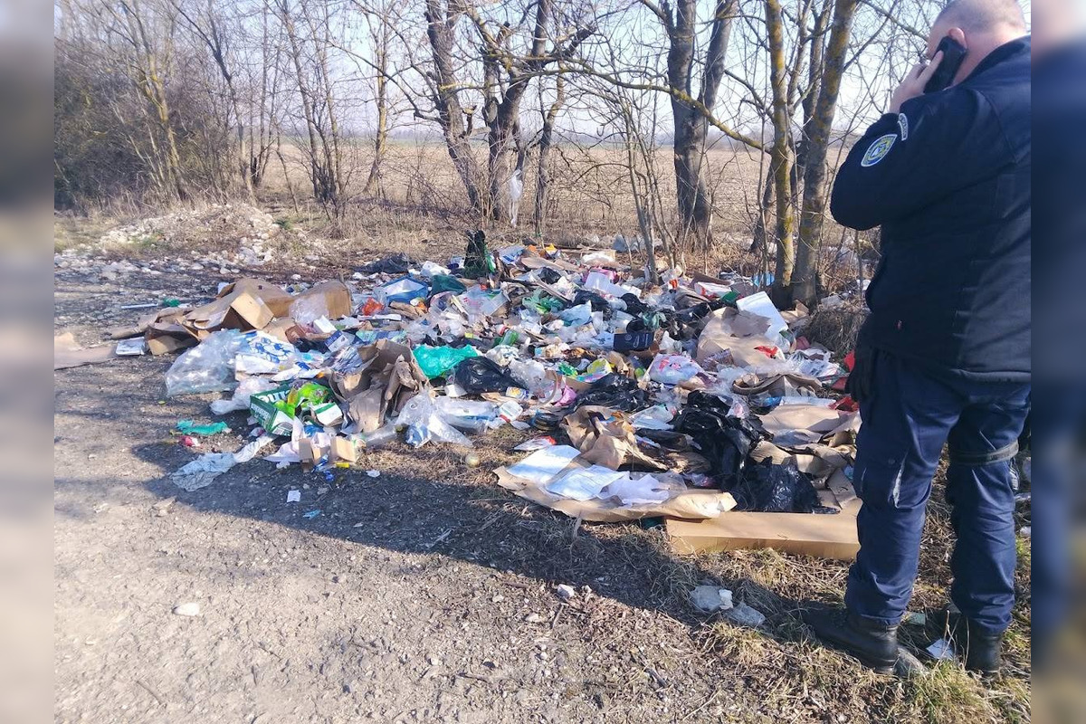 FOTO: V Trebišove vznikla čierna skládka, ľudia ju okamžite nahlásili, foto 3
