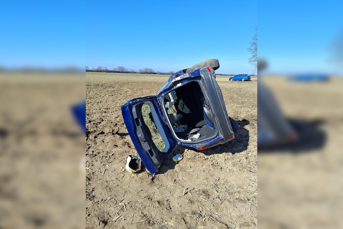 FOTO: Prevrátené auto pri obci Zemplínska Široká, foto 1