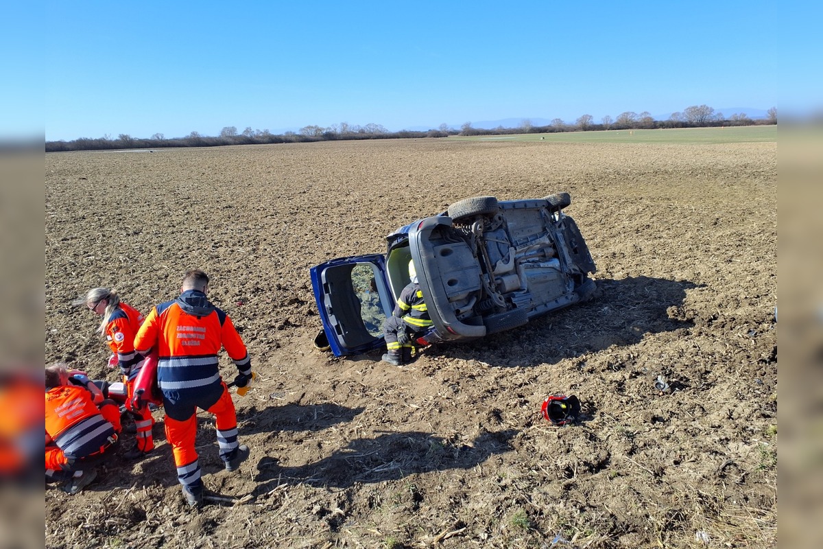 FOTO: Prevrátené auto pri obci Zemplínska Široká, foto 2