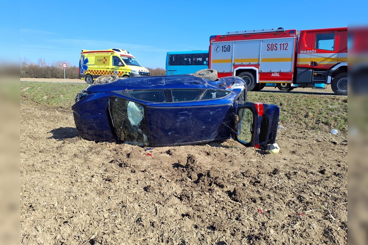 FOTO: Prevrátené auto pri obci Zemplínska Široká, foto 3