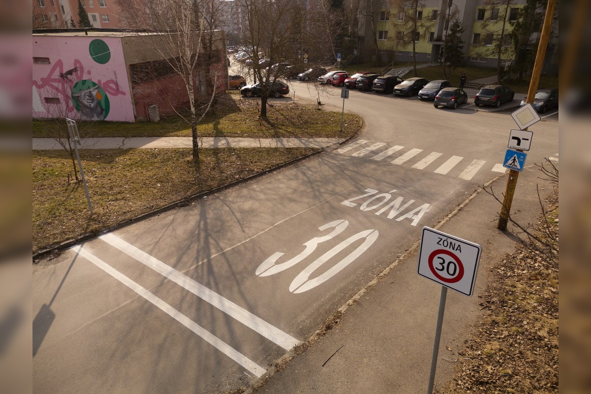 FOTO: Nové dopravné opatrenia na KVP: spomaľovacie vankúše, zóny 30 aj nové značenie, foto 6
