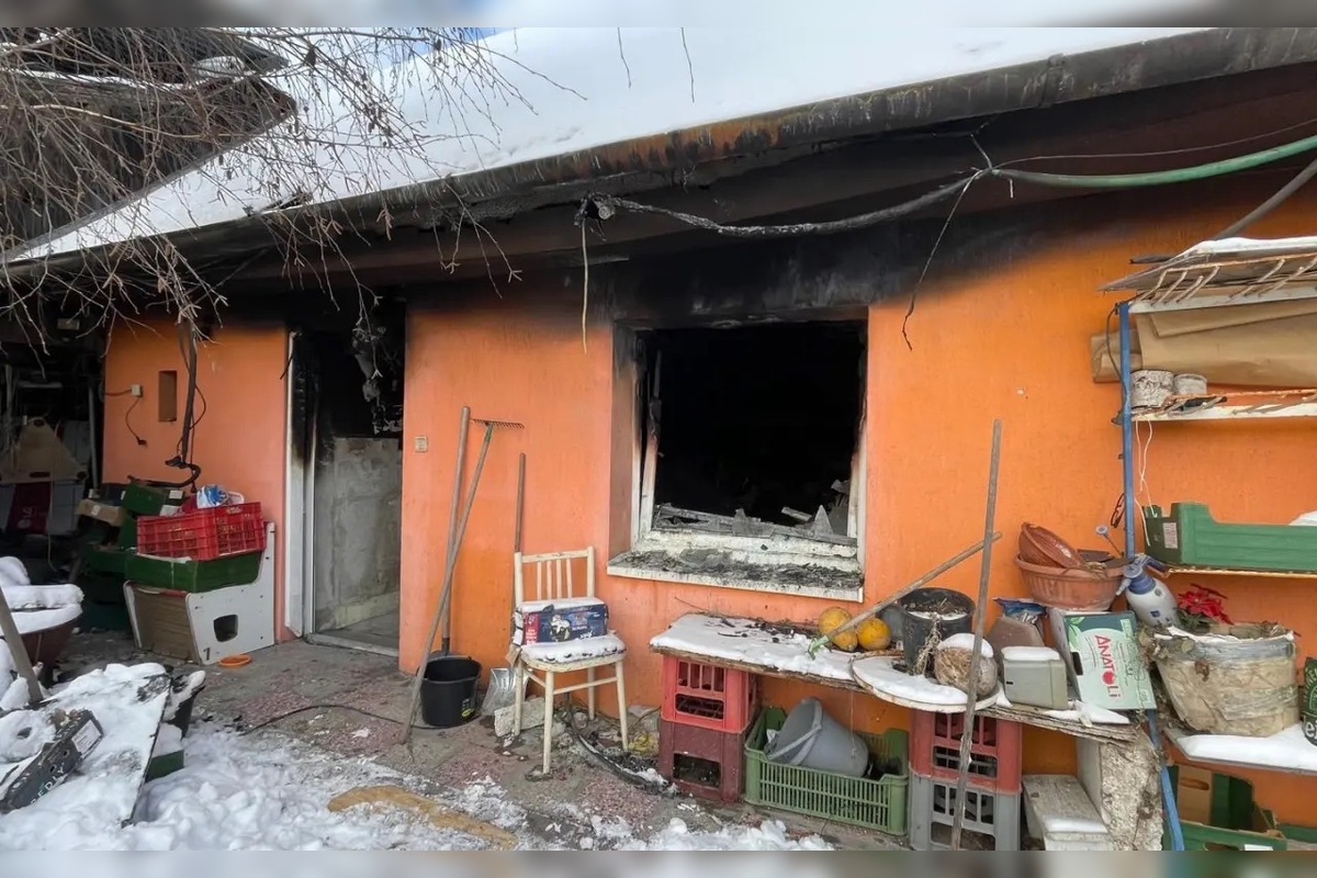 FOTO: Pri Košiciach takmer do tla zhorel dom, žil v ňom člen opozičnej strany, foto 1