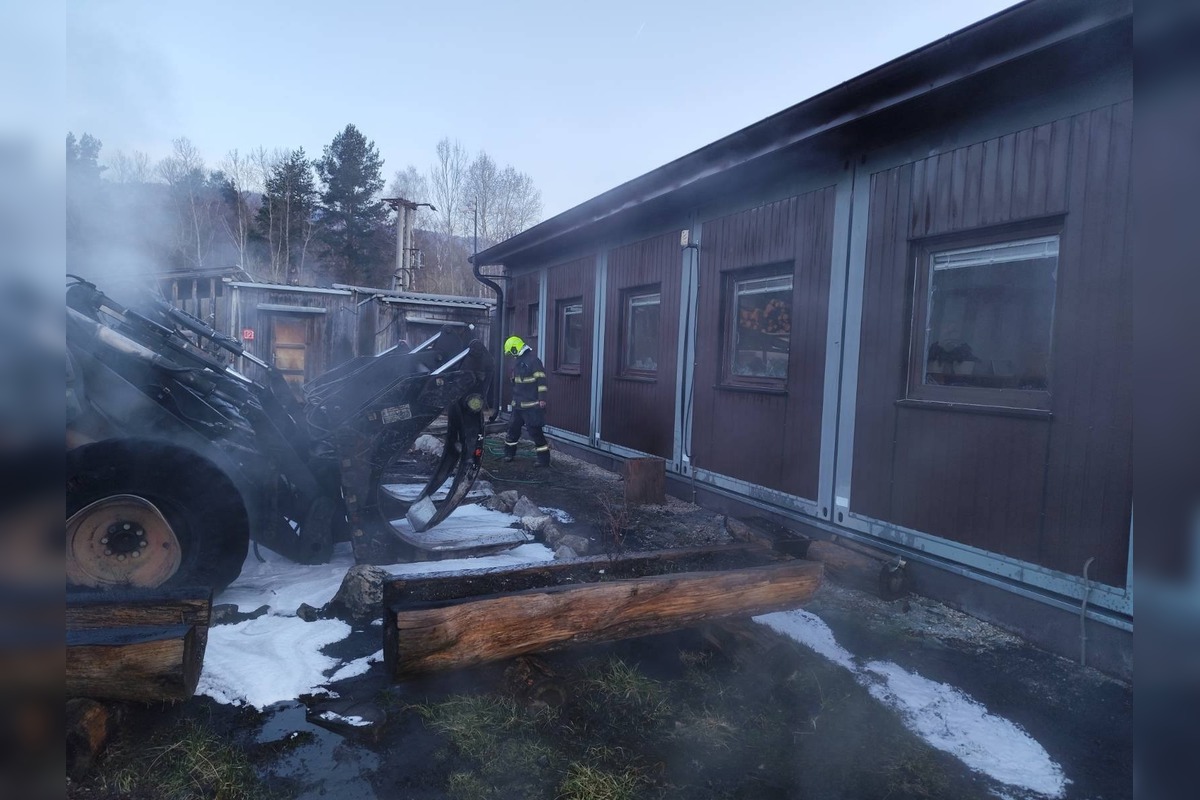 FOTO: Požiar expedičného skladu v Mníšku nad Hnilcom, foto 2