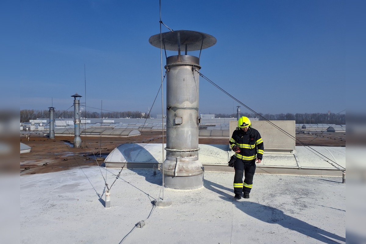 FOTO: Požiar strechy výrobnej haly v Kechneci, foto 1