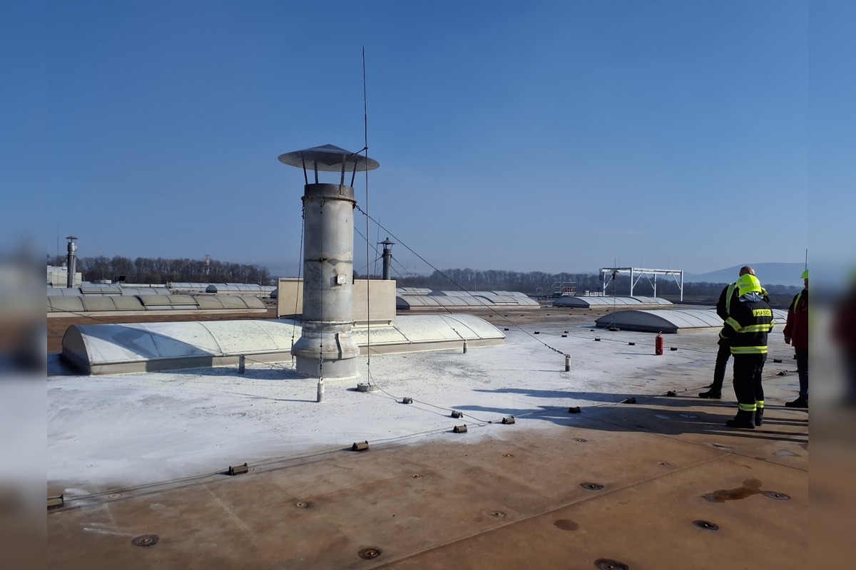 FOTO: Požiar strechy výrobnej haly v Kechneci, foto 2