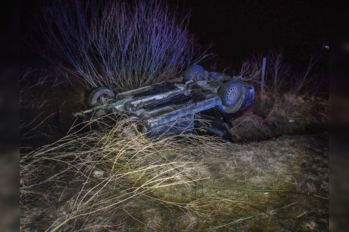 FOTO: Tínedžer sa prevrátil s autom a zranil neplnoletých pasažierov, foto 1