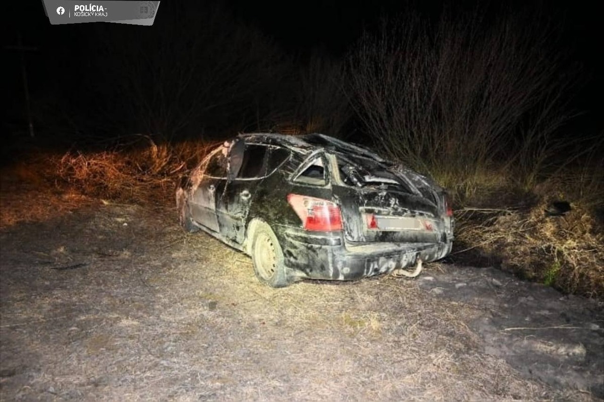 FOTO: Tínedžer sa prevrátil s autom a zranil neplnoletých pasažierov, foto 4