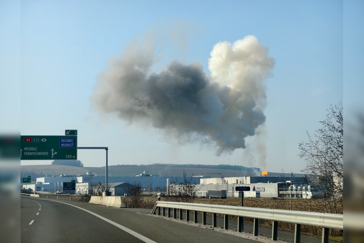 FOTO: Požiar strechy výrobnej haly v Kechneci, foto 4