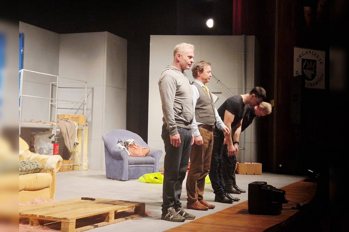 FOTO: Divadlo Komédie vystúpilo pred divákmi v Snine a Trebišove, v Rožňave to skončilo fiaskom, foto 15