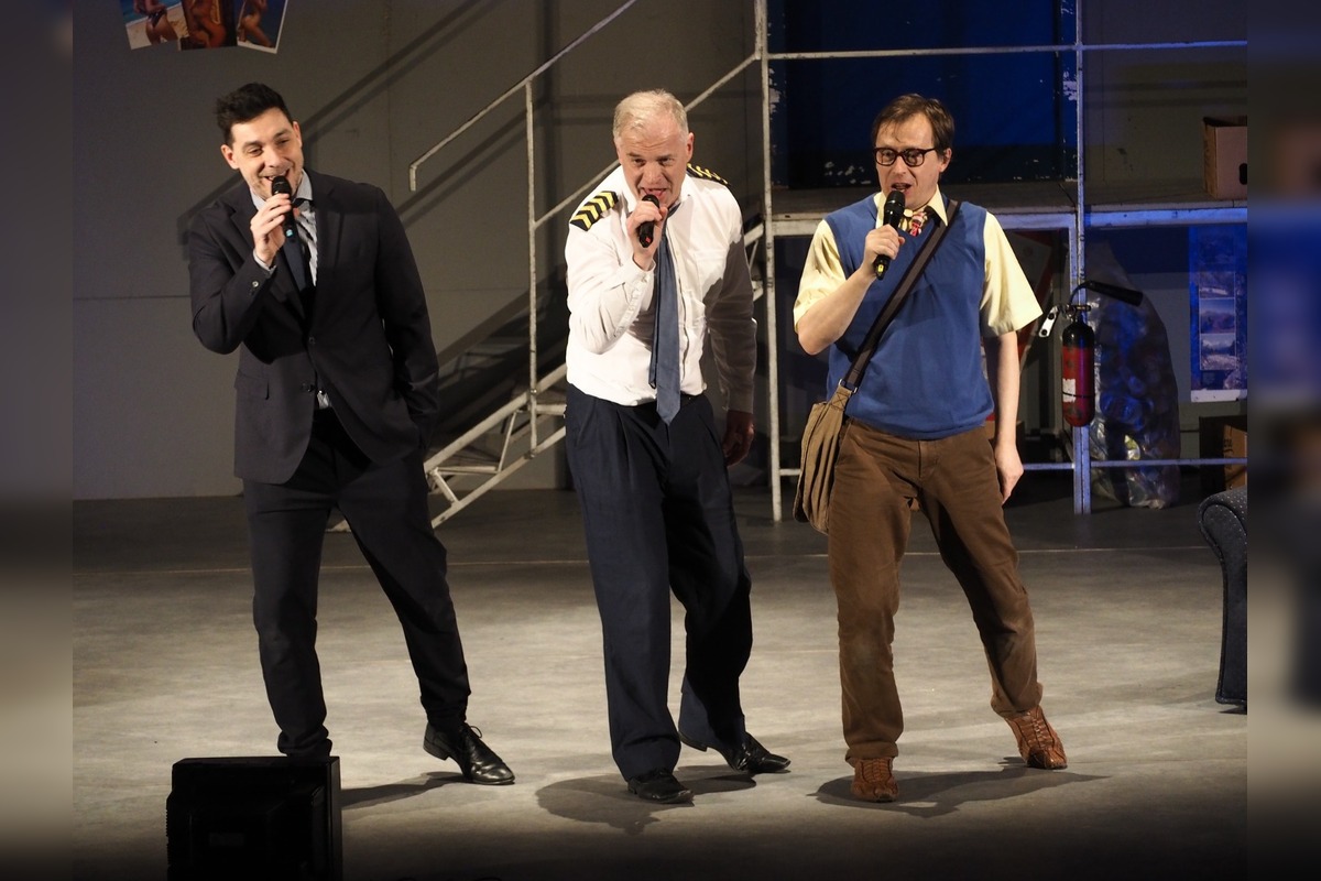 FOTO: Divadlo Komédie vystúpilo pred divákmi v Snine a Trebišove, v Rožňave to skončilo fiaskom, foto 10