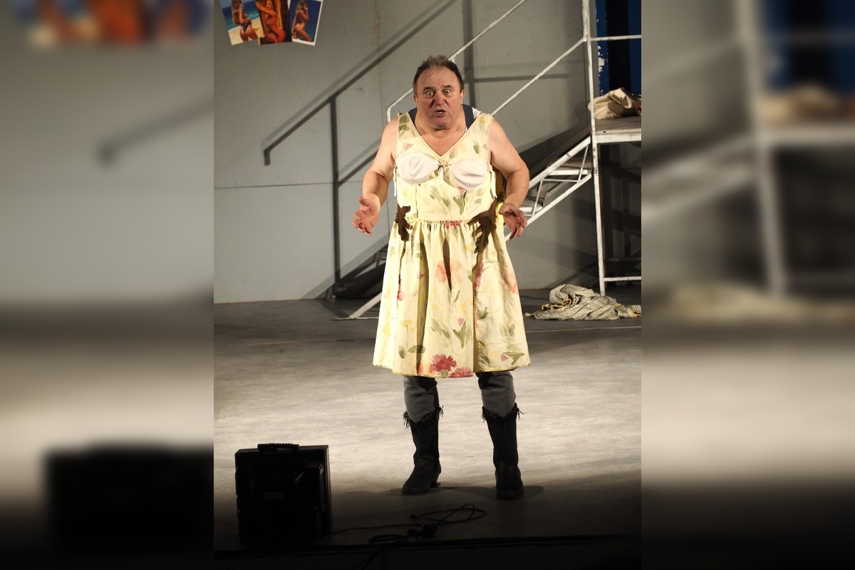 FOTO: Divadlo Komédie vystúpilo pred divákmi v Snine a Trebišove, v Rožňave to skončilo fiaskom, foto 21