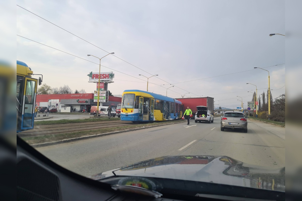 FOTO: Zrážka električky a kamiónu v Barci, foto 1