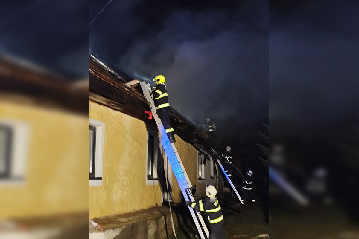 FOTO: Požiar rodinného domu v Kalši, foto 11