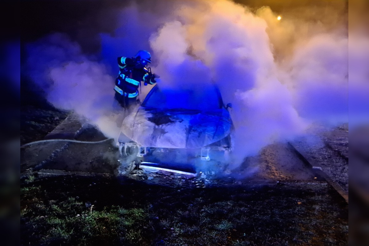 FOTO: Nočný požiar auta na sídlisku KVP, foto 2