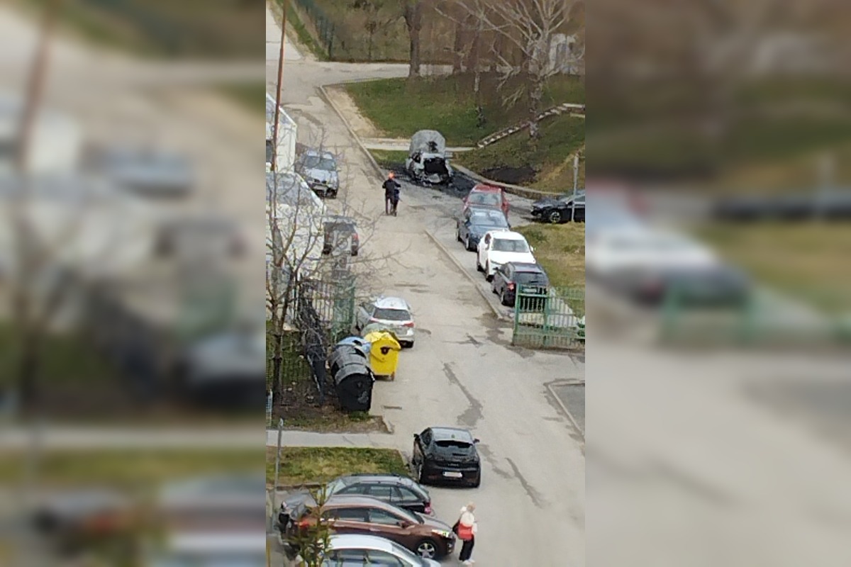 FOTO: Nočný požiar auta na sídlisku KVP, foto 5