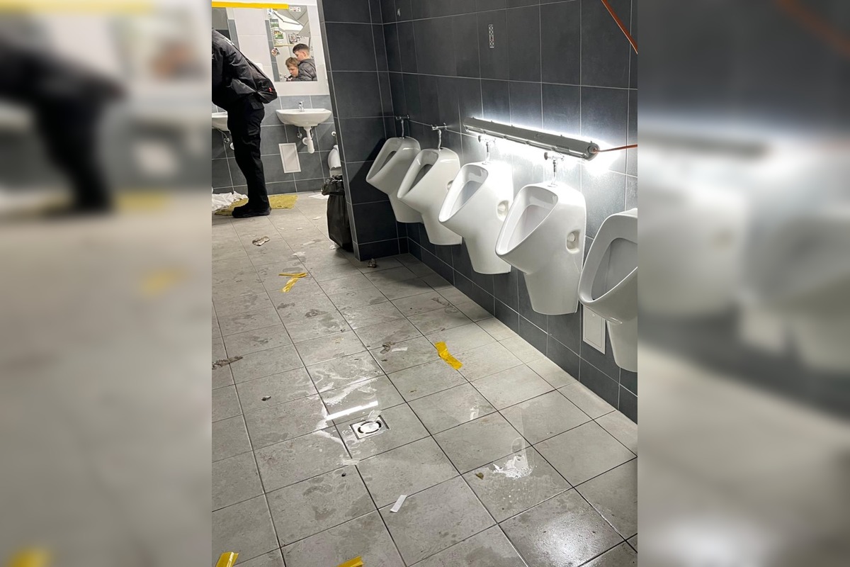 FOTO: Prešovskí fanúšikovia po derby s Košicami zničili toalety Košickej Futbalovej Arény, foto 6