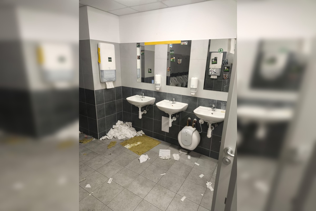 FOTO: Prešovskí fanúšikovia po derby s Košicami zničili toalety Košickej Futbalovej Arény, foto 8