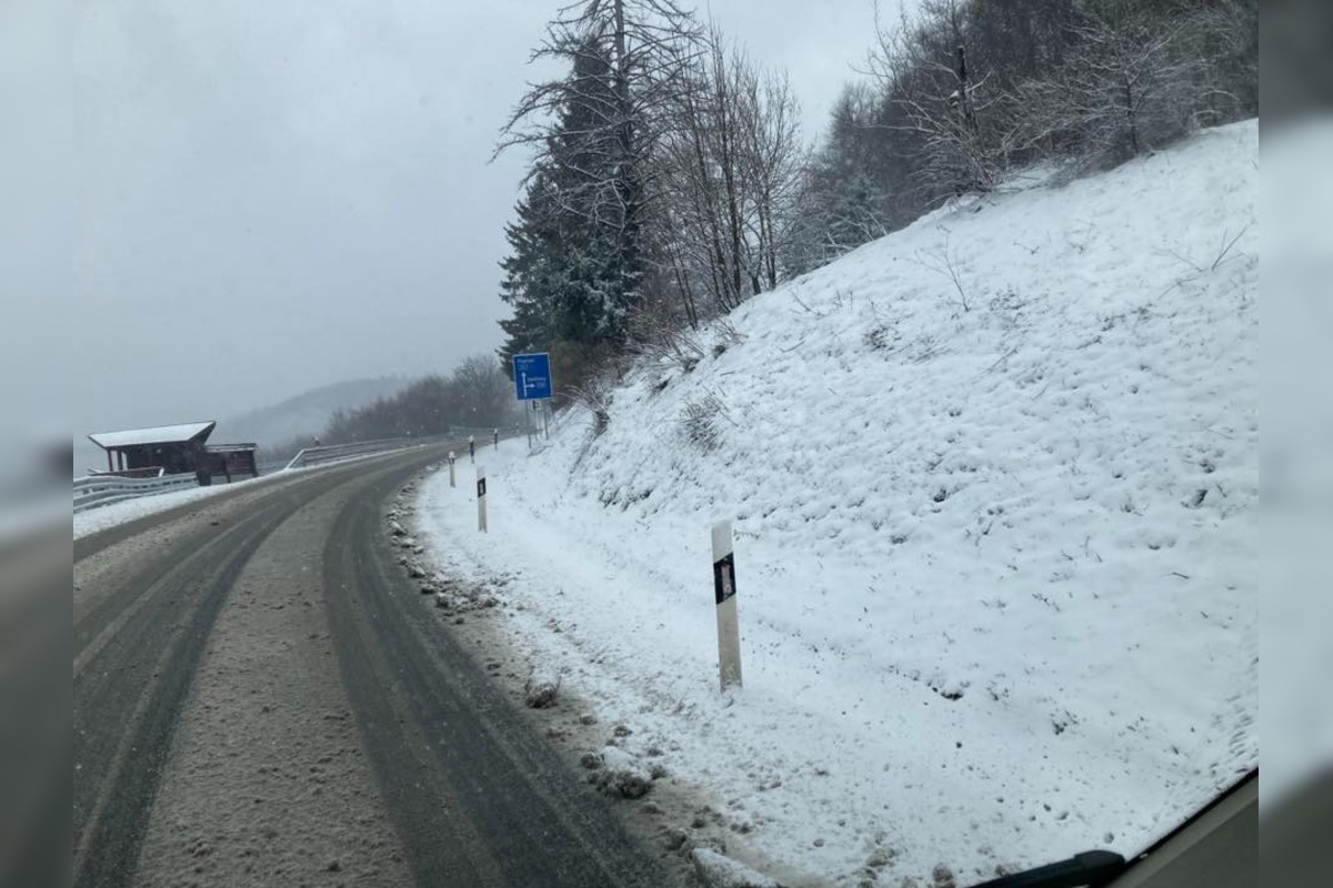 FOTO: Vietor a sneženie kompliujú dopravu v Košickom kraji, foto 1
