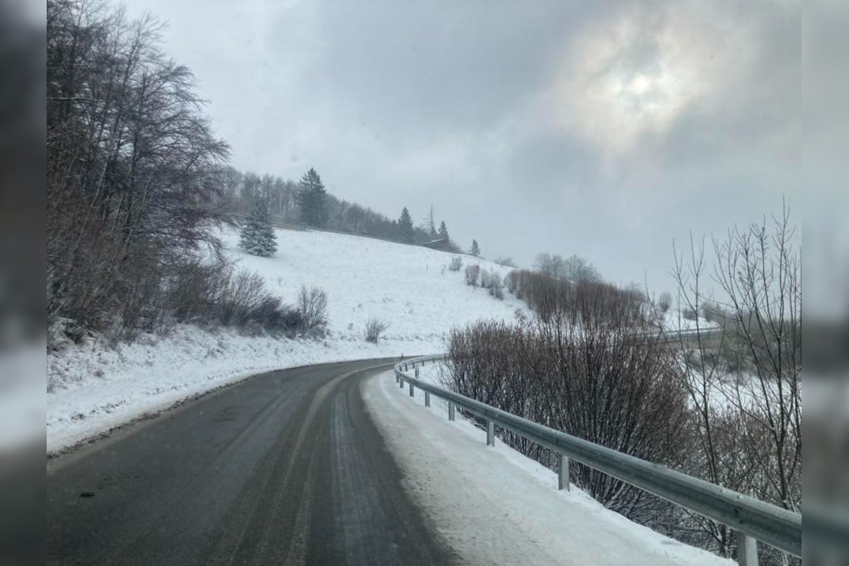 FOTO: Vietor a sneženie kompliujú dopravu v Košickom kraji, foto 2